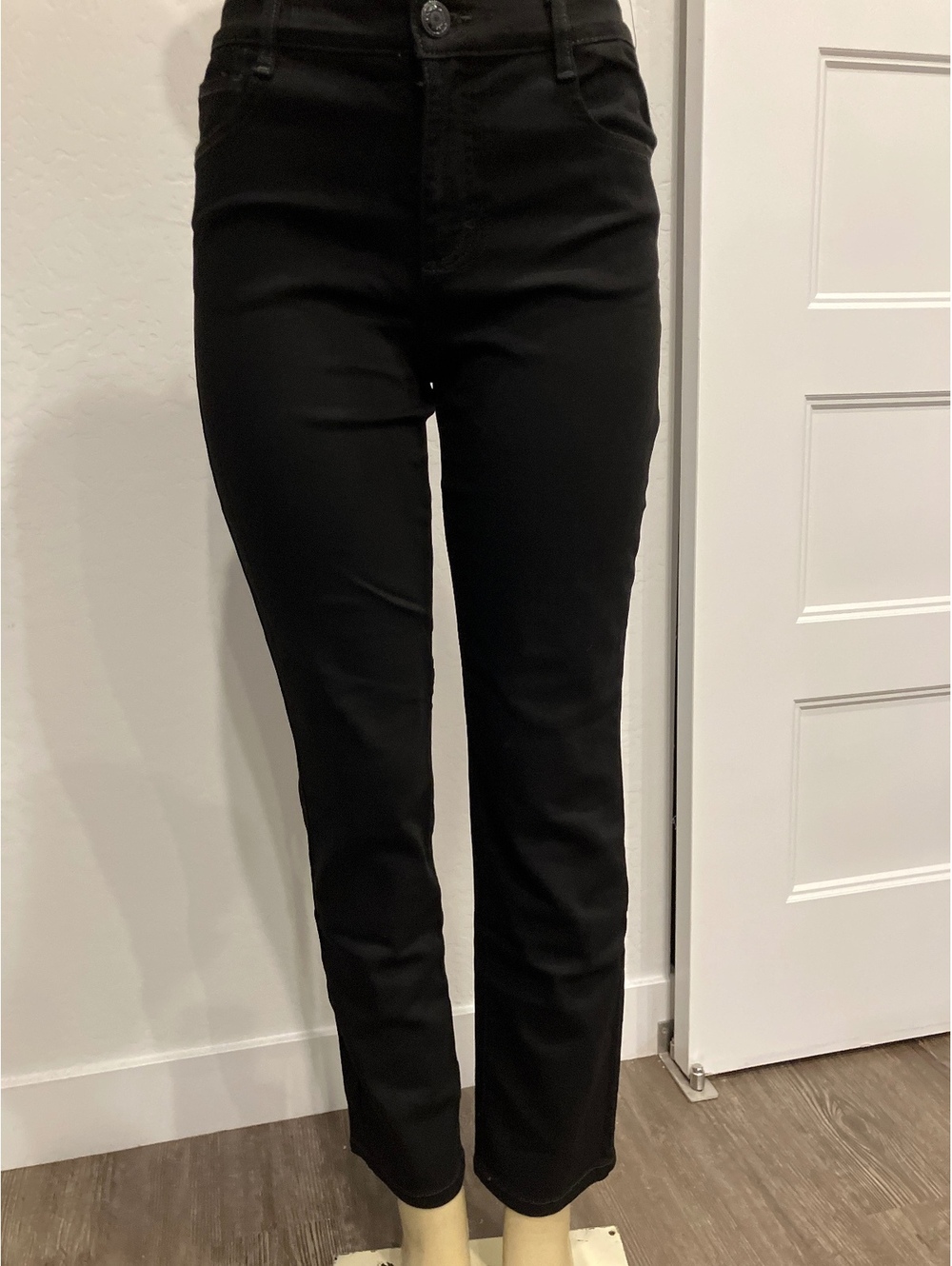 NWT Bandolino Women's Black Straight Leg Jeans #246
